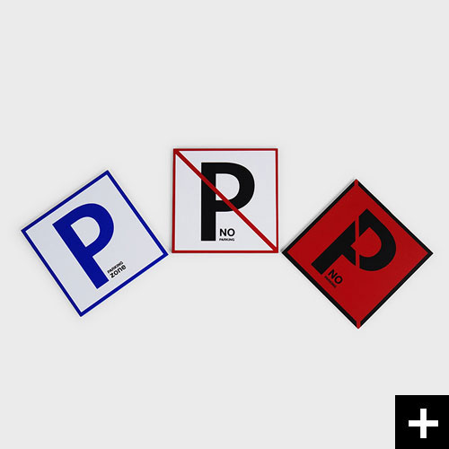 하나 둘 셋! 주차안내표지판과 주차금지표지판이 함께 있는 우리는 Trio입니다.