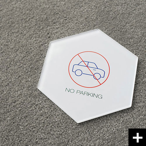 특이한 모양의 아크릴 주차금지 안내판. Thin 제품 입니다.
