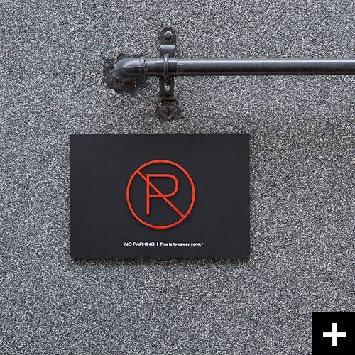 빨간 아크릴 스카시를 올려 제작한 주차금지표지판 Maze입니다.